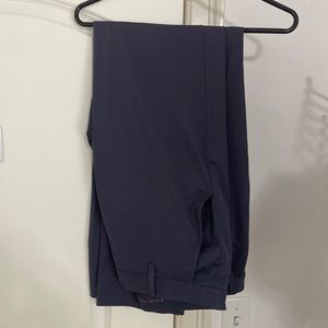 Rhone Commuter Pant Slim. Color: Iron. Waist: 36”